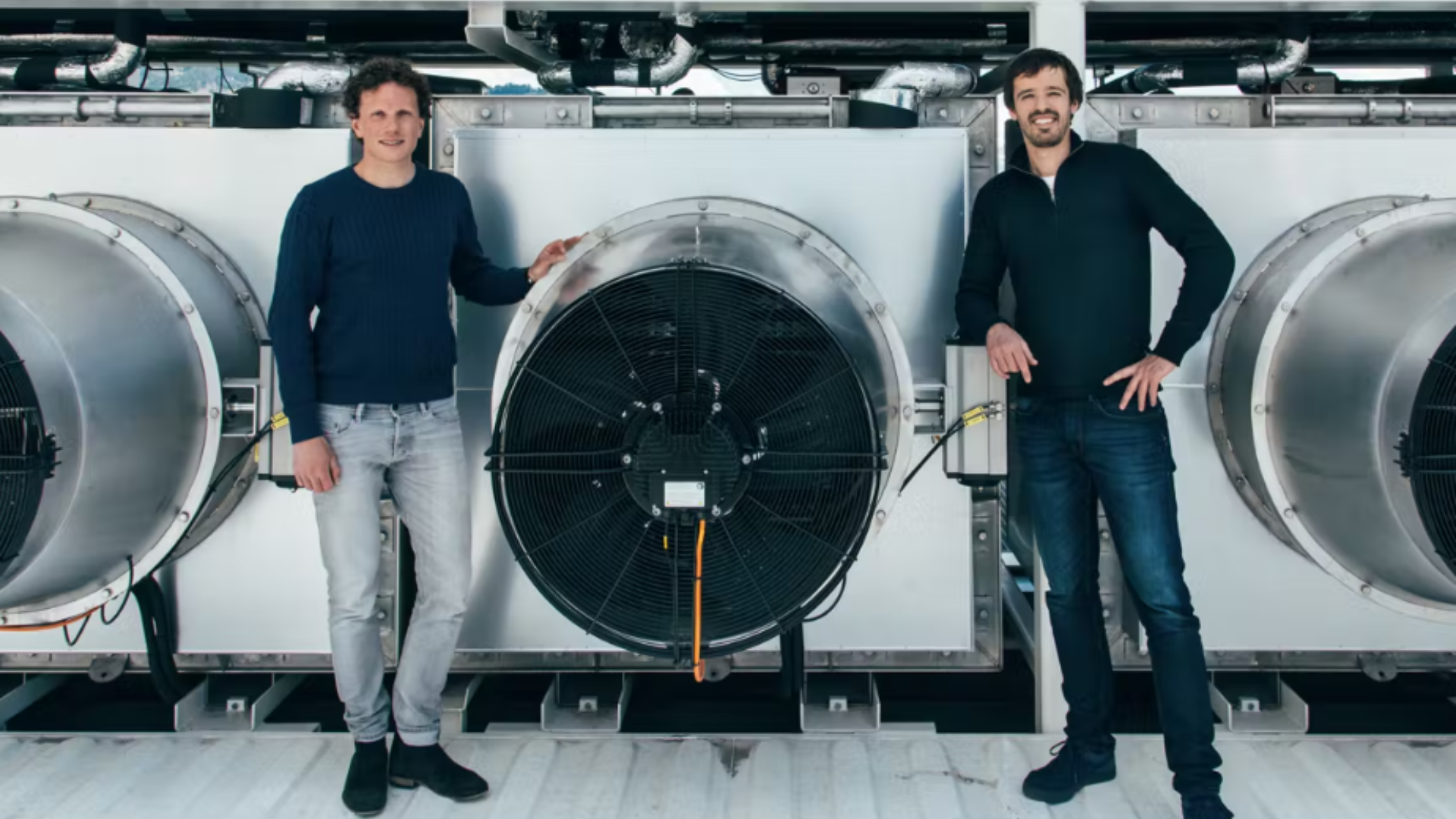 Die Gründer des Climate-Tech-Unternehmens Climeworks, Jan Wurzbacher und Christoph Gebald, vor ihrer Anlage zur direkten Entfernung von CO2 aus der Luft. ©Climeworks 2023