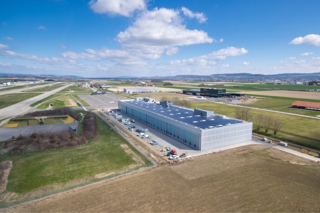 6,557 m² of hangars, lounges for passengers, customs, a business center with 3,300 m² of office space, conference venues and meeting rooms, as well as space for crews © swiss aeropole