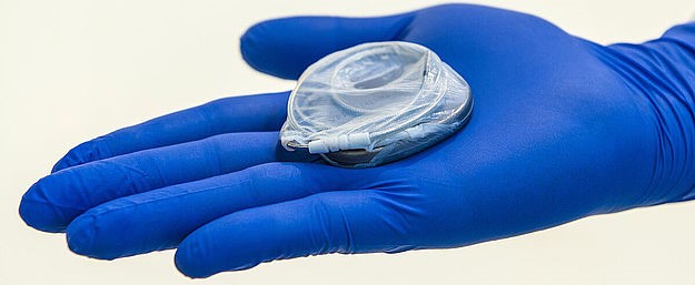 Forscher der ETH haben mit Kollegen aus Deutschland eine Schutzhülle für Herzschrittmacher entwickelt. Diese wurde nun erstmals bei einem Patienten eingesetzt.