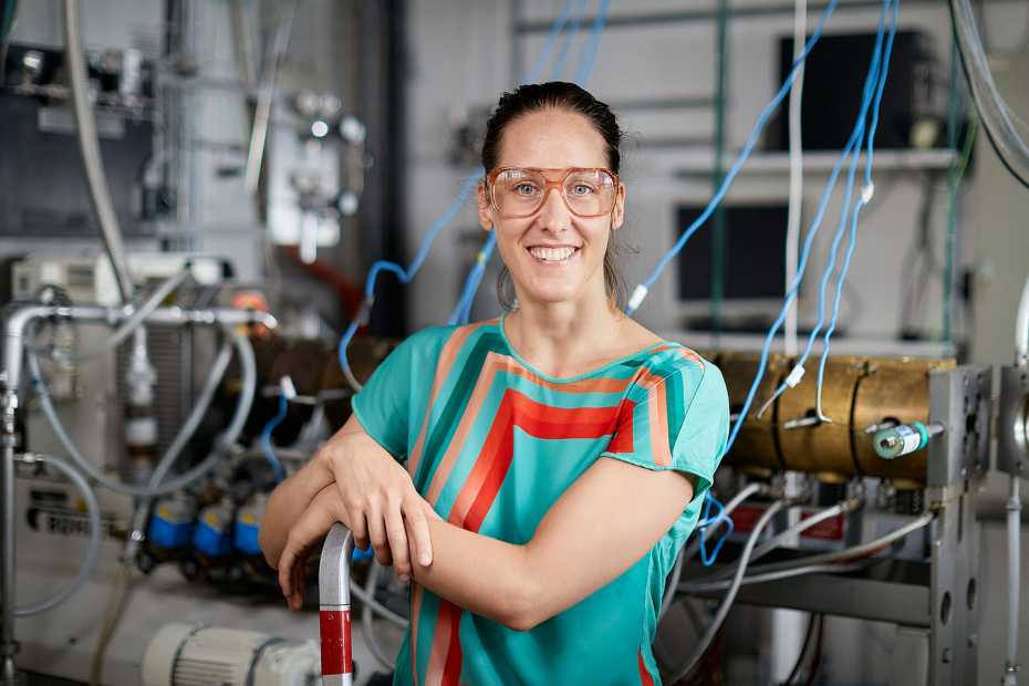Zuzana Sediva möchte aus Bioabfall Kunststoffschäume herstellen. (Foto: Stefan Weiss, partners in GmbH / ETH Zürich)
